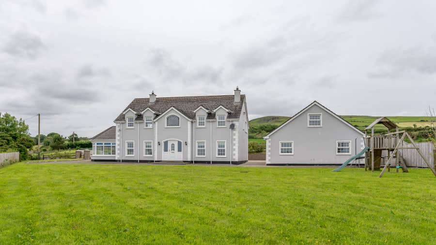 Front view of property with lawn