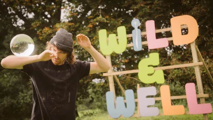 WIld & Well sign : great for pics!
