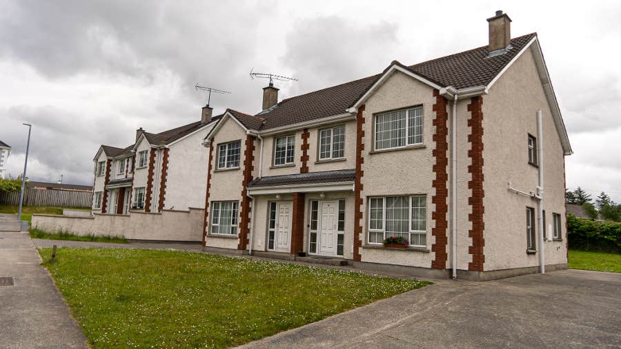 Front view of property with lawn