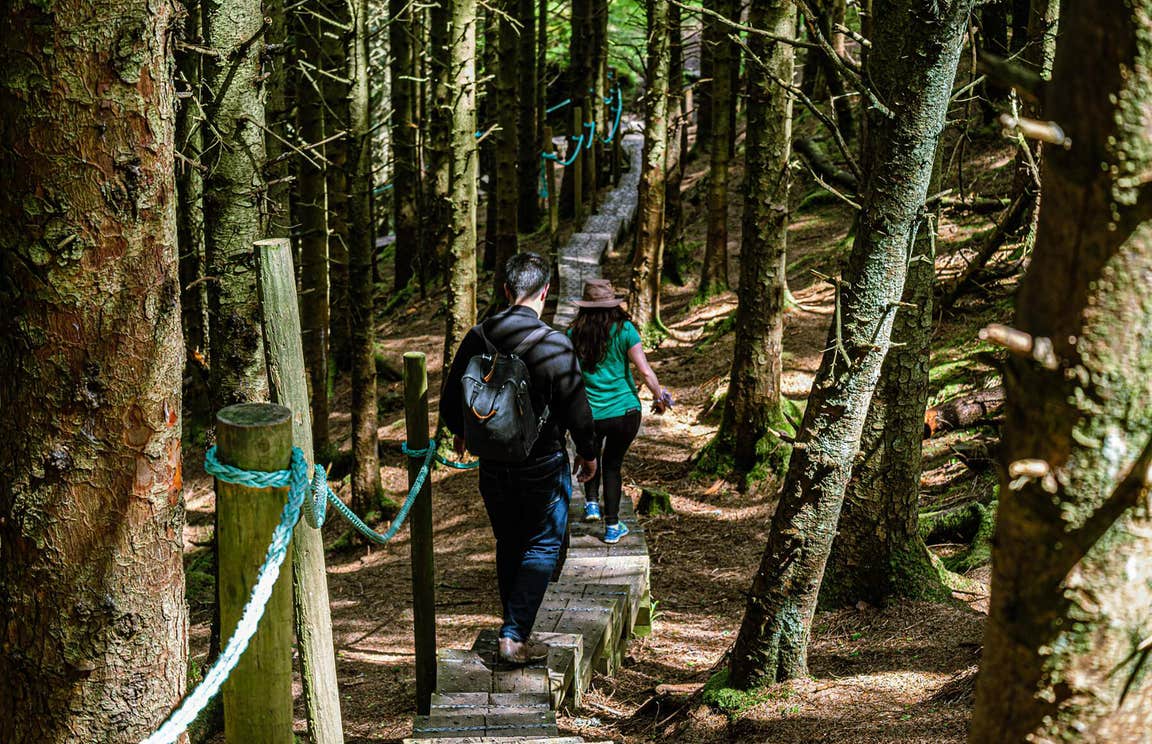 People walking the Queen Maeve Trail in Co Sligo