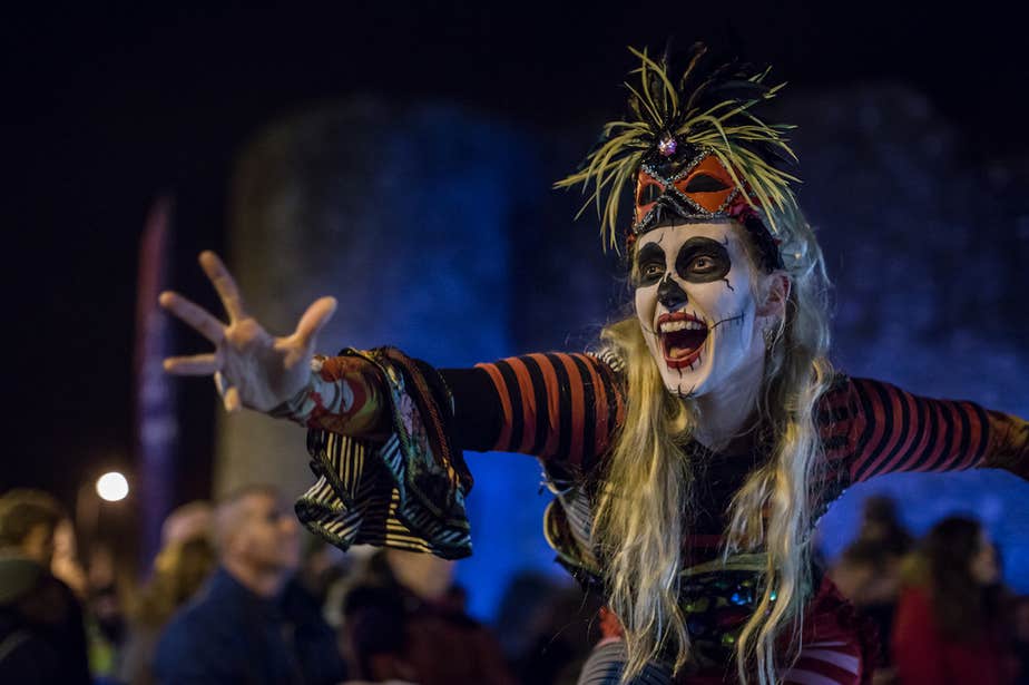 A performer in halloween costume at Púca