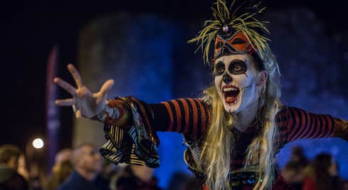 A performer in halloween costume at Púca