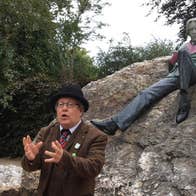 Dublin Rouges Tour guide speaking in front of the Oscar Wilde statue 