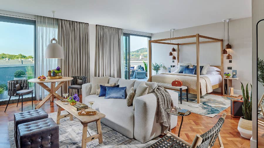 Double bedroom with seating area