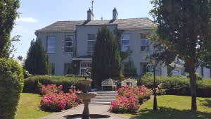 Castle Oaks House Hotel