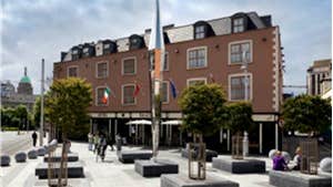 Hotel Isaacs-exterior