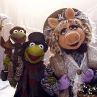 Kermit the Frog, Miss Piggy and Robin the Frog. Their clothes and background suggests a Victorian-era winter.