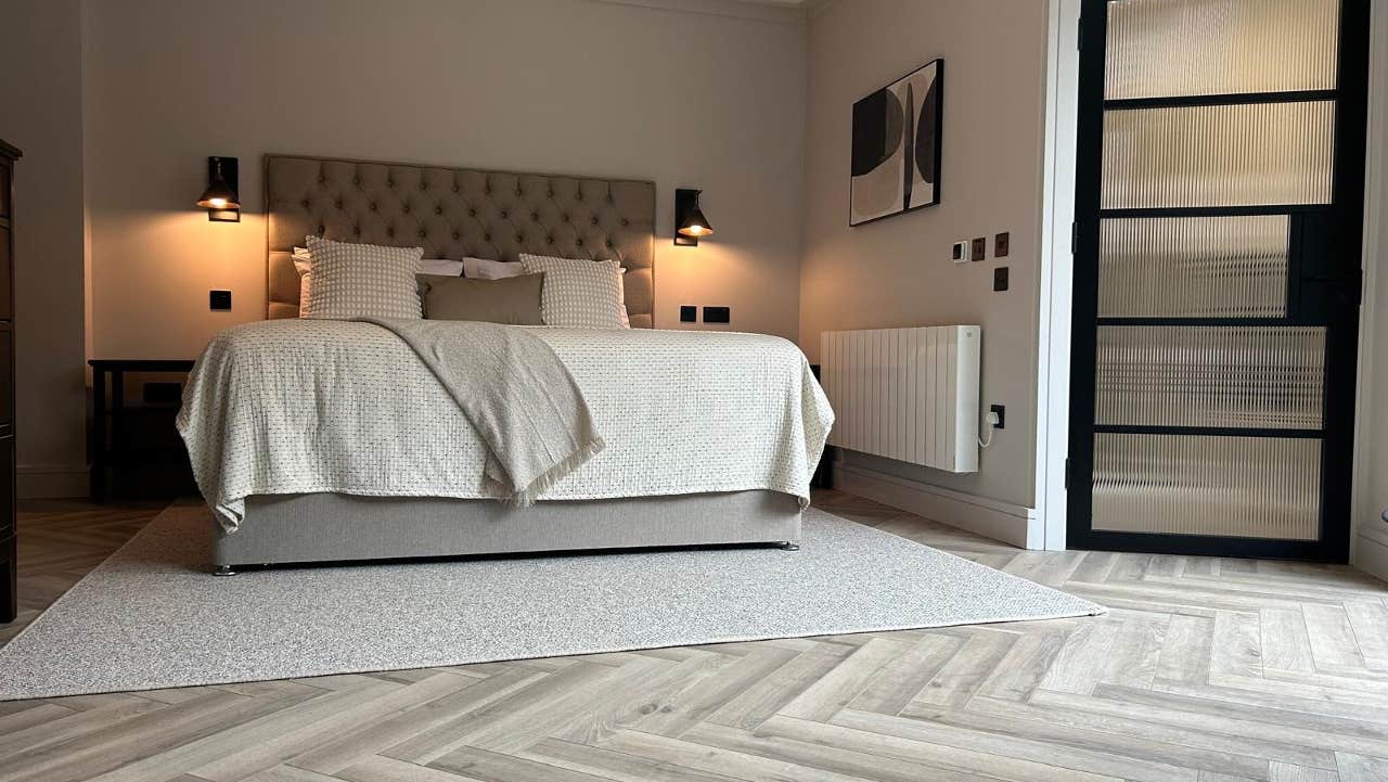 Double bed with cream sheets