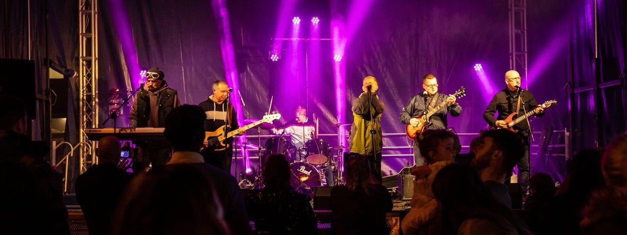 Dextra: Live at Axis .