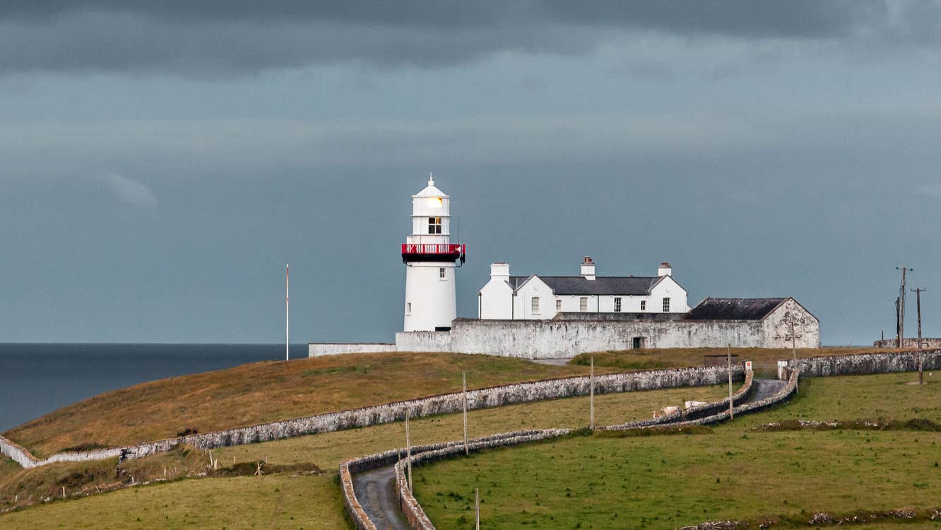 Image of lighthouse and lighthouse keeper's cottages at Galley Head, County Cork