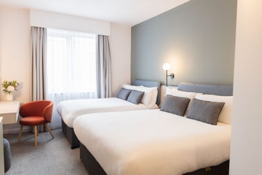 Twin bedroom with white sheets 