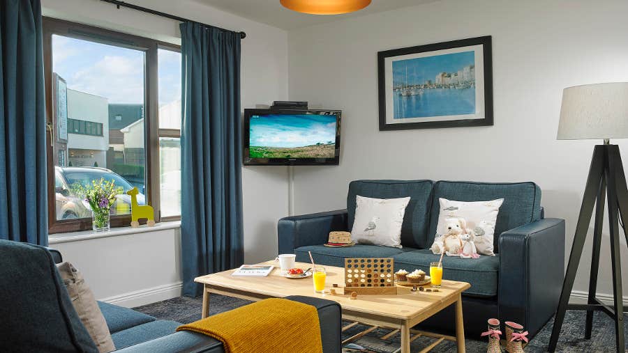 Sitting room with leather chairs and wooden table