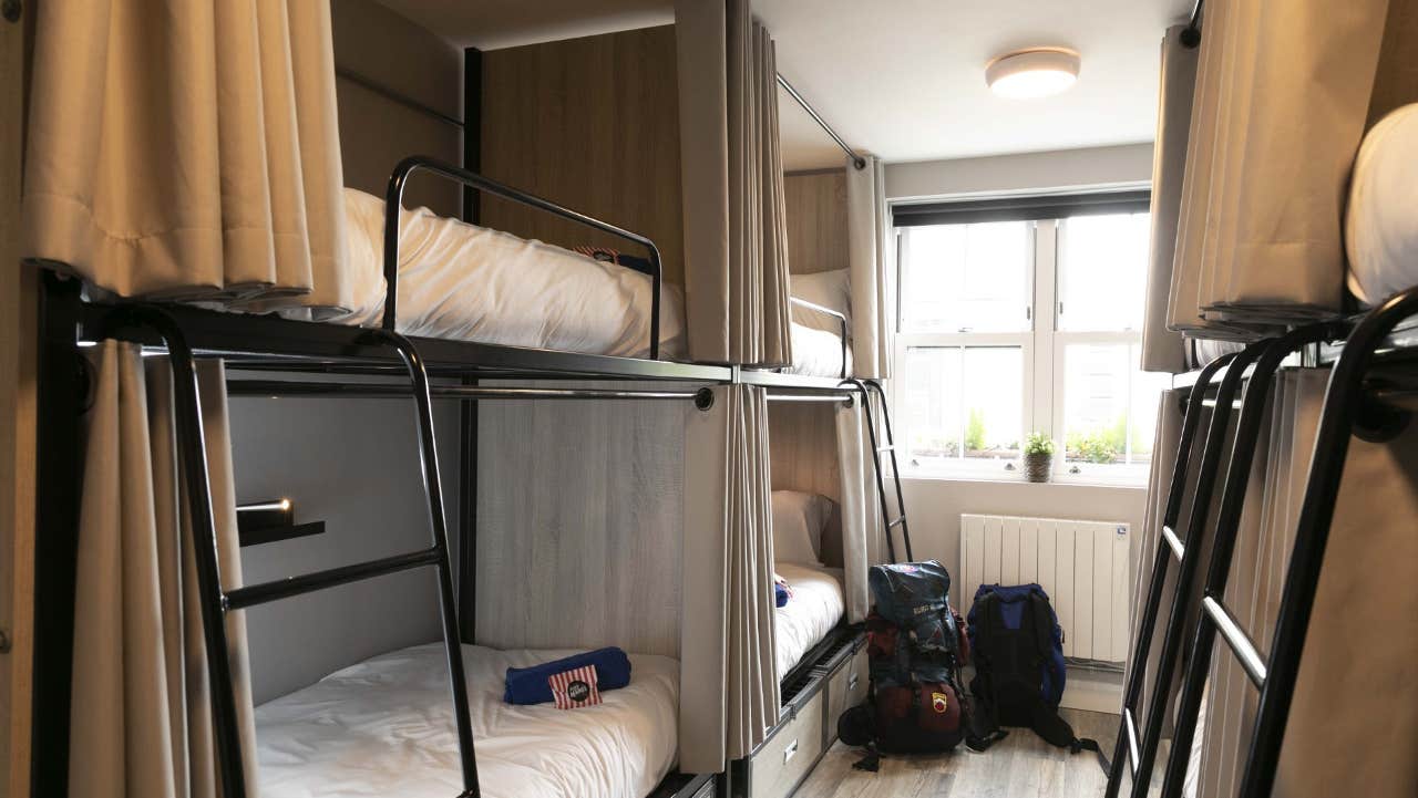 Bedroom with bunk beds and white sheets
