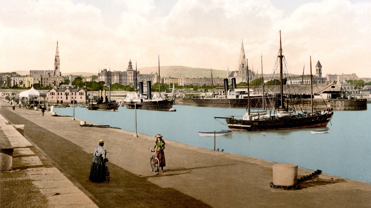 Kingstown had become a fashionable and stylish Victorian town by the early 20th century. The harbour and the waterfront were busy with elegantly dressed people wining and dining at the local yacht clubs and strolling along the East Pier.