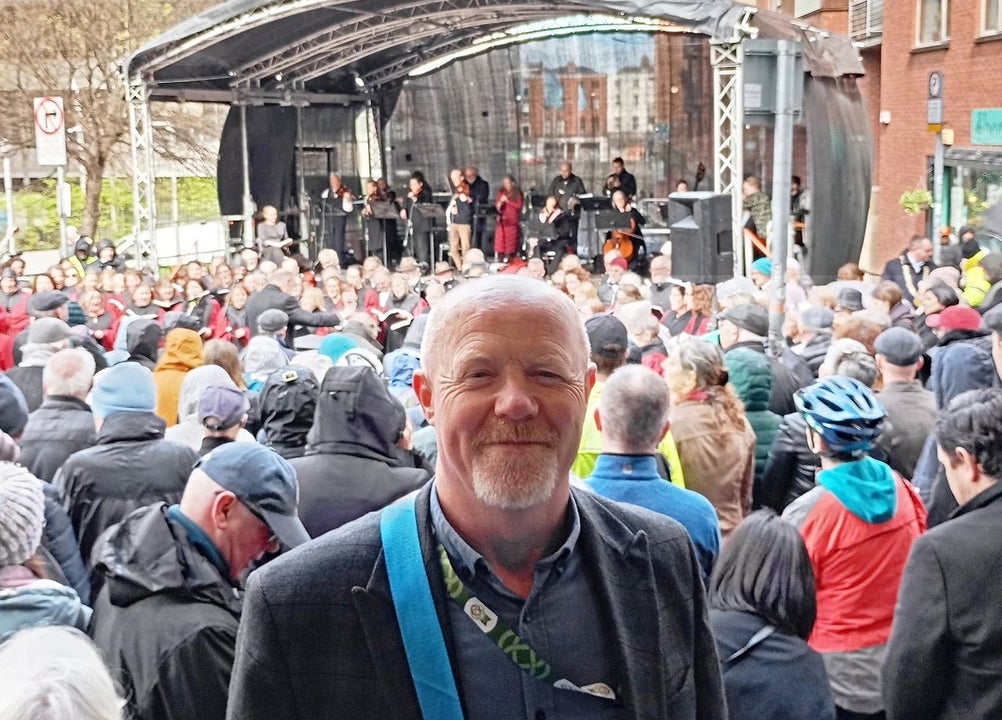 Tour guide David standing in front of musicians on a stage