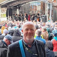Tour guide David standing in front of musicians on a stage