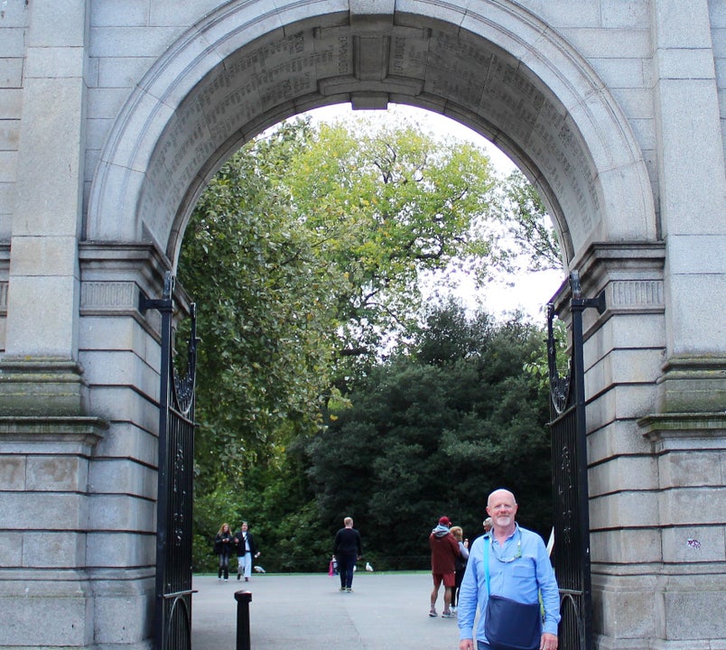 Dublin Walkabout Tours view of the guide in front of the Fusilier's Arch at St Stephen's Green