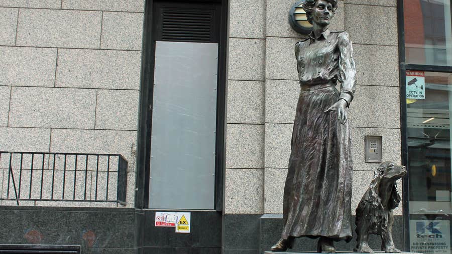 Statue of Countess Markievicz and her dog Poppet