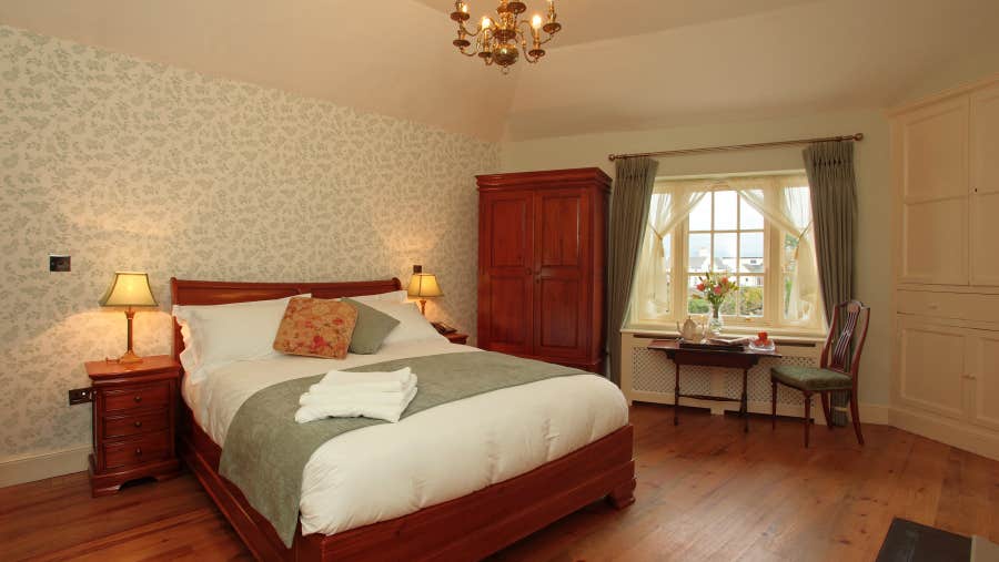 Double bedroom with white and green steets