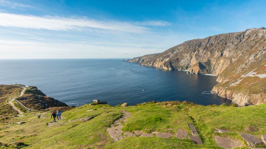 Hikers on Sliabh Liag (Slieve League) in Co Donegal