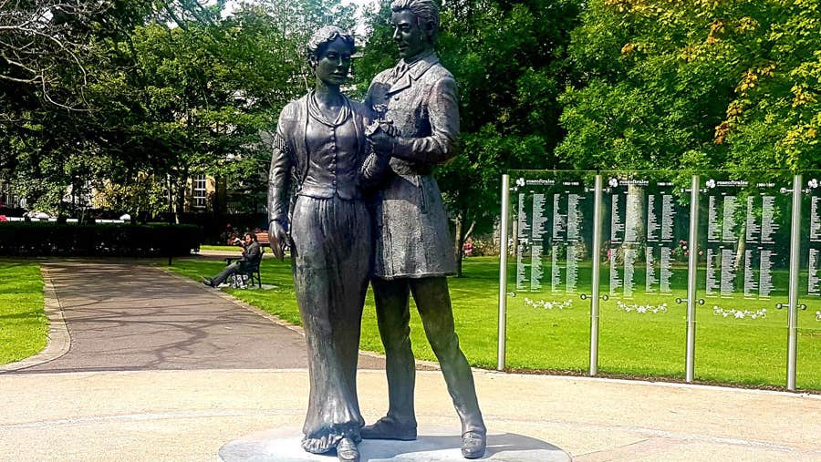 Rose of Tralee statue depicting Mary O'Connor and William Pembroke Mulchinock in a romantic pose