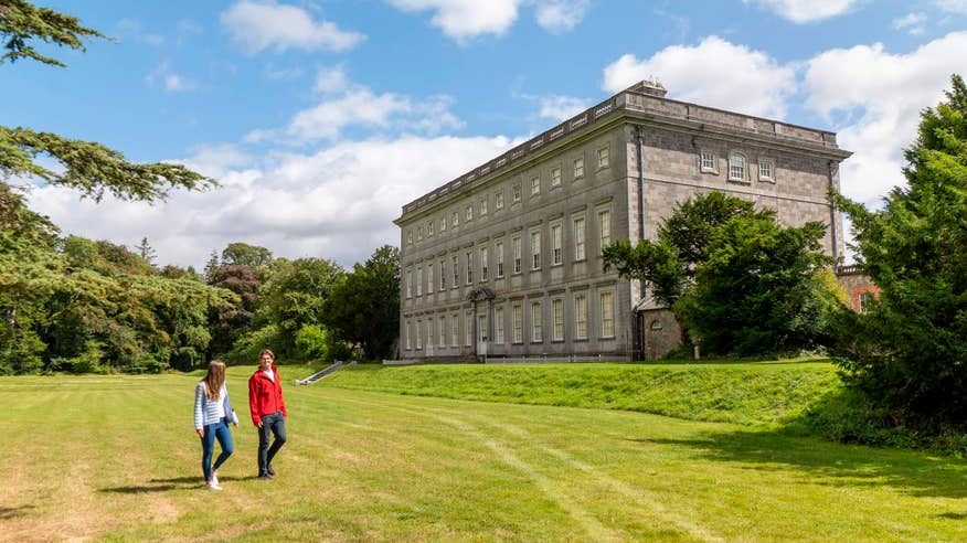 A couple walking through the grounds of Castletown House.
