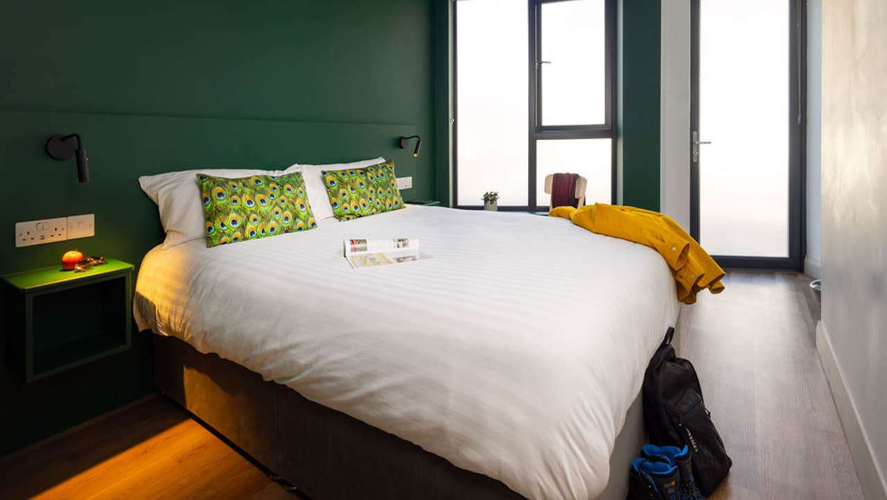 Room with double bed