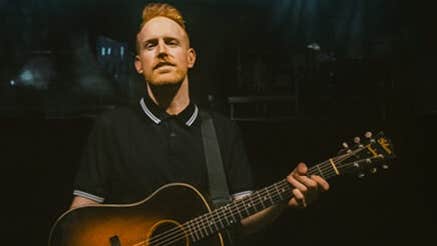Gavin James: Special Acoustic Show, a man with a guitar