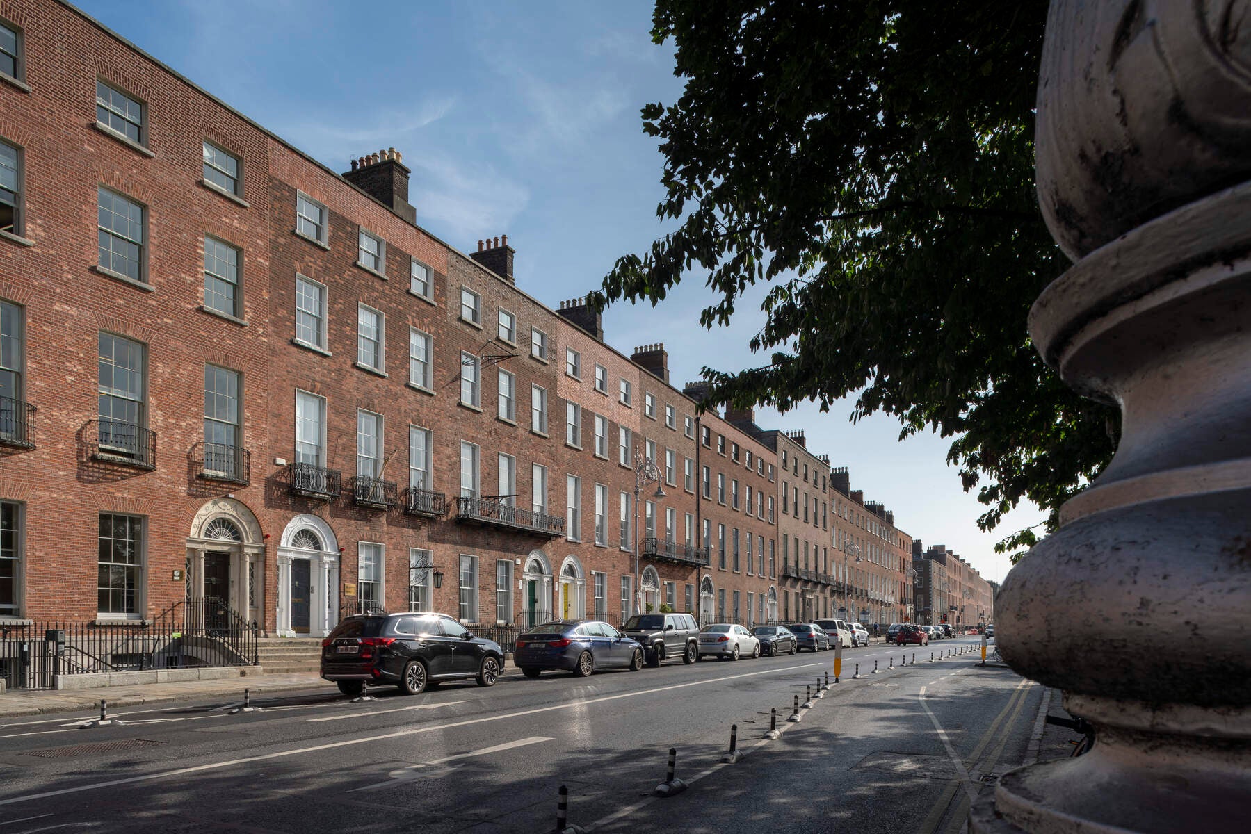 Streetscene of the Georgian buildings on Merrion Square, Dublin.