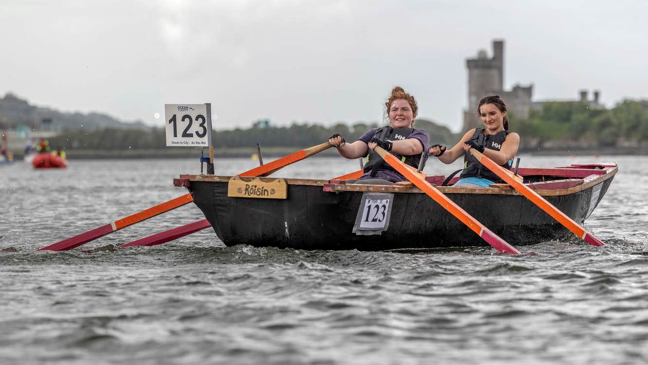 Two lovely Bádóireacht participants take on Ocean to City in a Dunfanaghy Currach