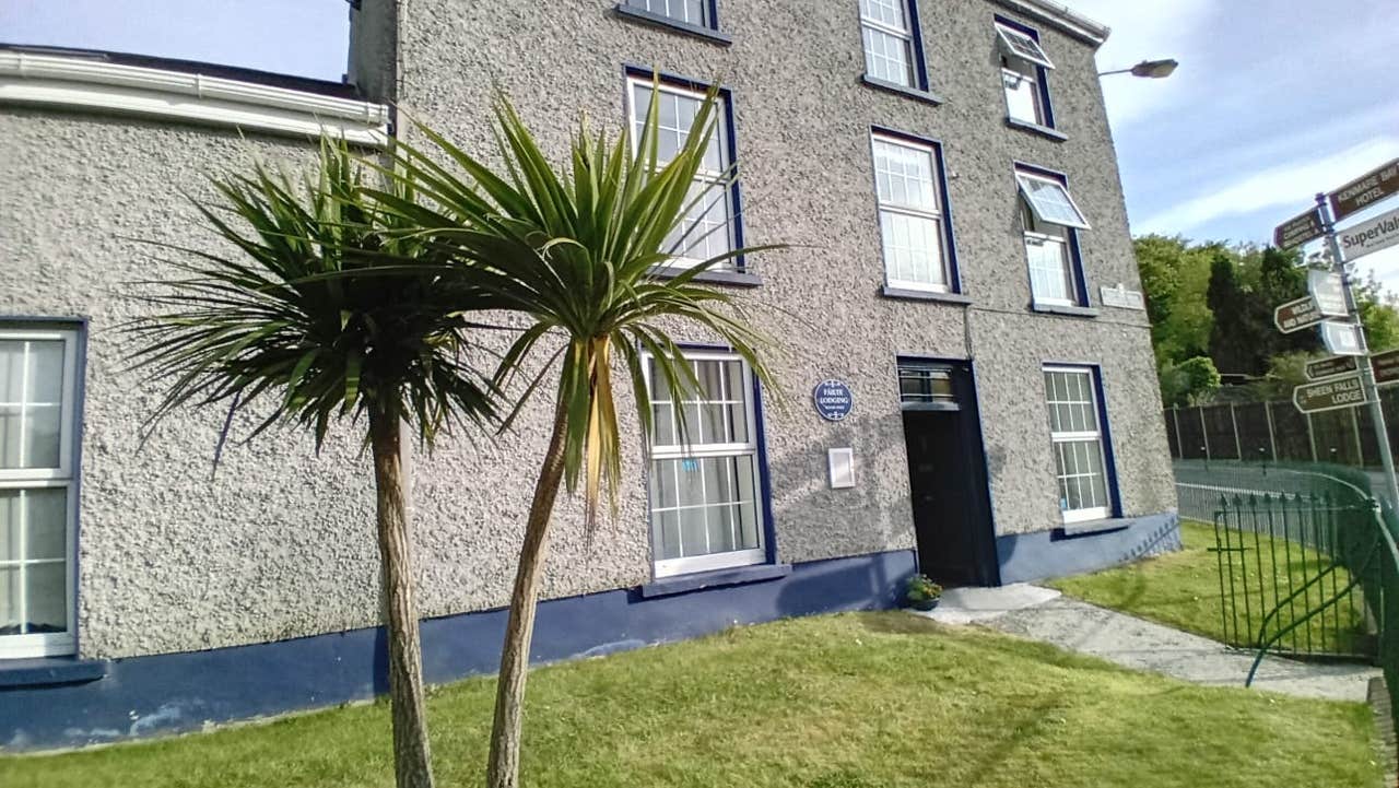 Front view of property