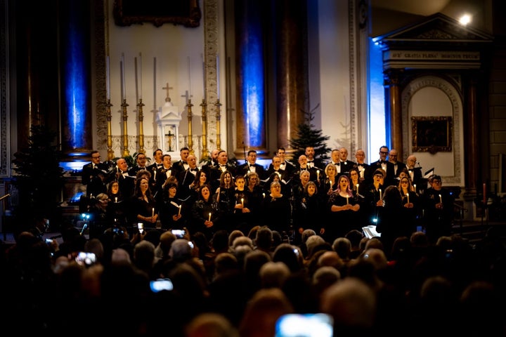Christmas Carolling with the Glória LGBT+ Choir, Image of the Glória Choir performing
