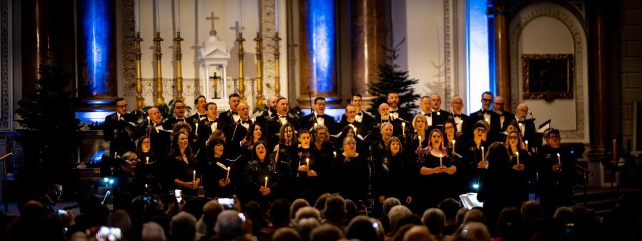 Christmas Carolling with the Glória LGBT+ Choir, Image of the Glória Choir performing