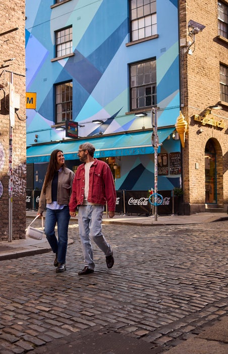 A couple walking in Temple Bar in Dublin city