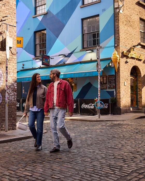 A couple walking in Temple Bar in Dublin city