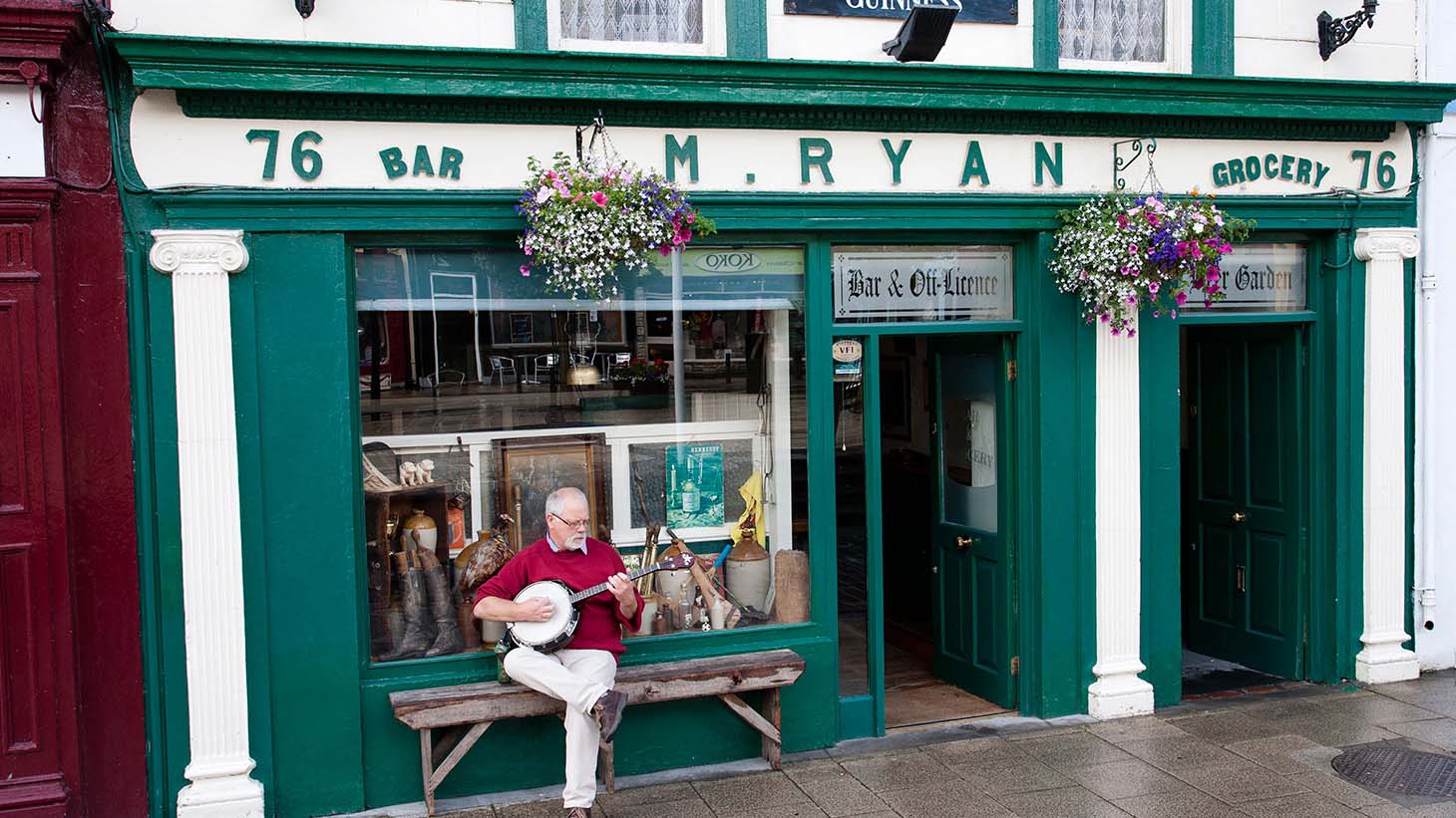 Grab a bite to eat at Mikey Ryan’s on Cashel’s Main Street.