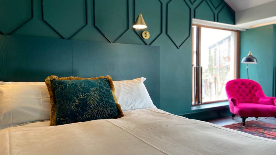 Deep green rooms with white sheets