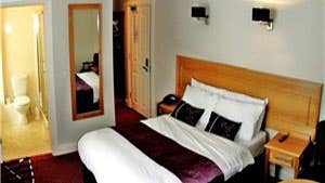 Phoenix park hotel-hote-room2.jpg