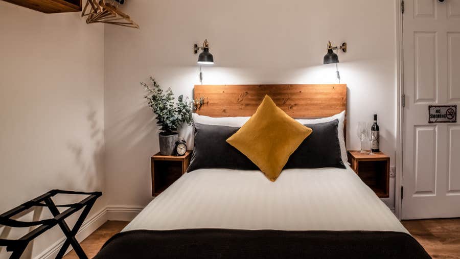 Double bedroom with white and black sheets