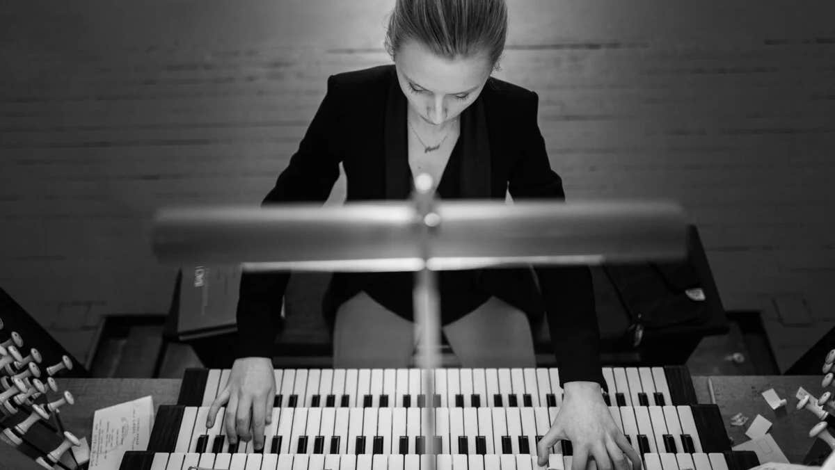 ANNA LAPWOOD Produced by Singular Artists