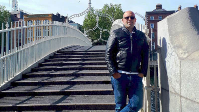 The Viaggiare in Irlanda tour guide standing at a bridge in Dublin City