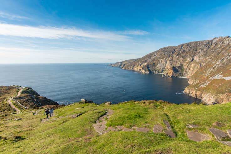 People hiking the Sliabh Liag (Slieve League) cliffs in Donegal