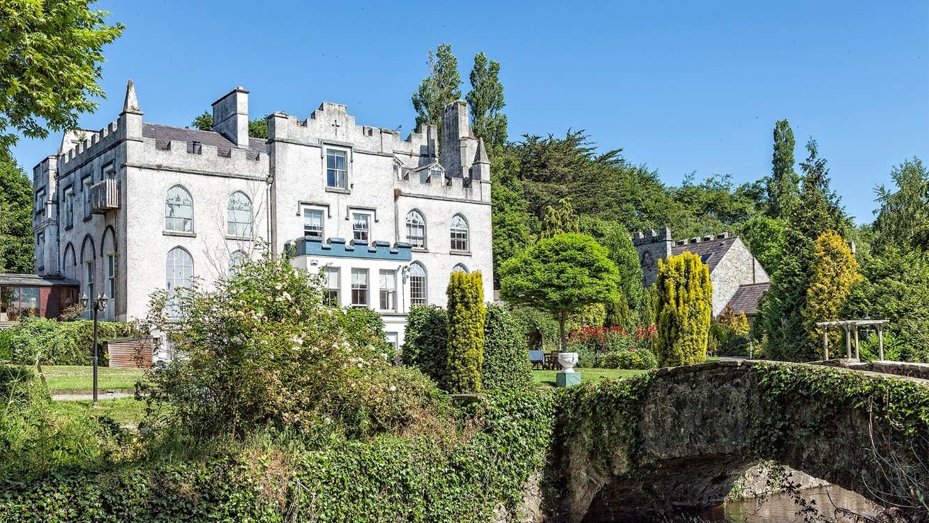 Home page of the Swift and Vanessa website showing Celbridge Abbey in the background
