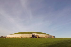 Brú na Bóinne Visitor Centre - Newgrange and Knowth