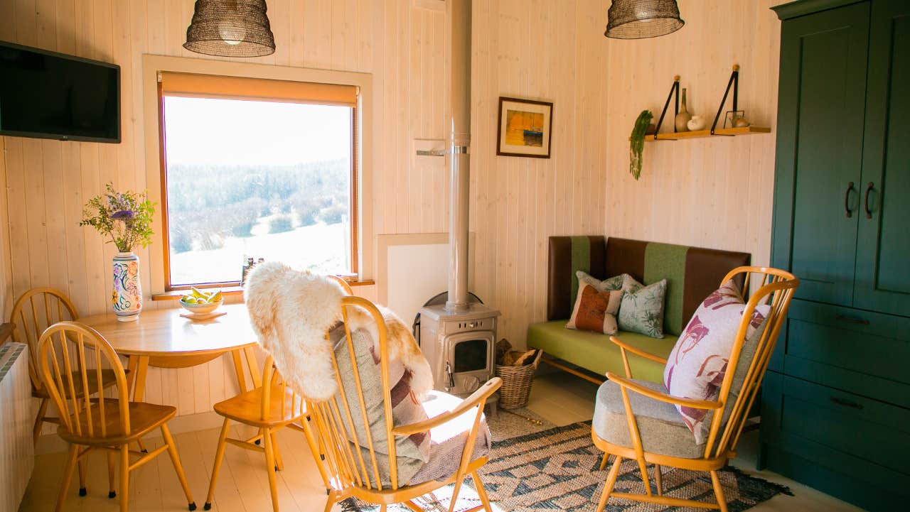Sitting room with table and chairs