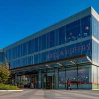 Glass front exterior of Hogs & Heifers restaurant