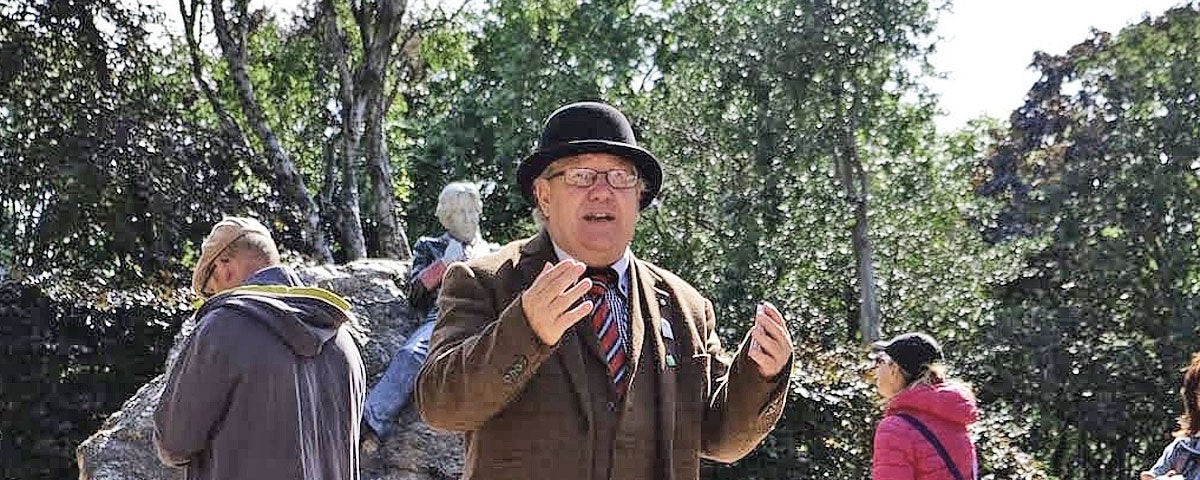 Dublin Rogues Tour guide near the Oscar Wilde statue in Merrion Square