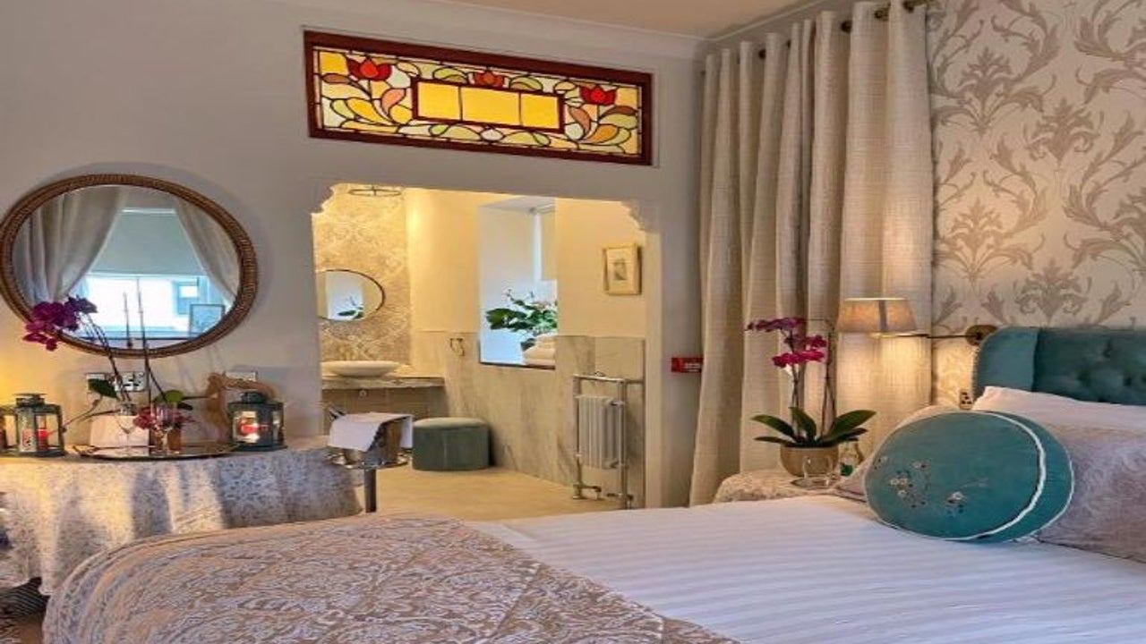 Bedroom with ensuite