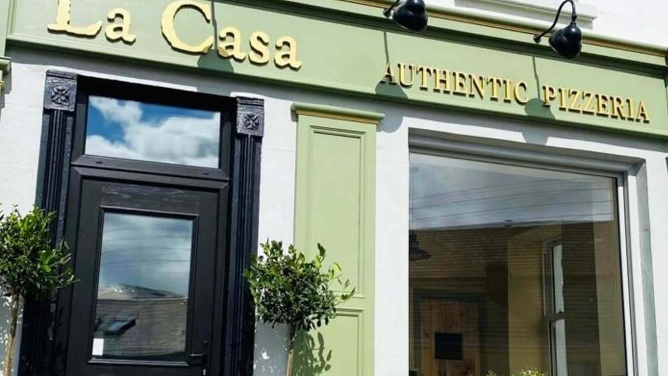 La Casa pizzeria exterior