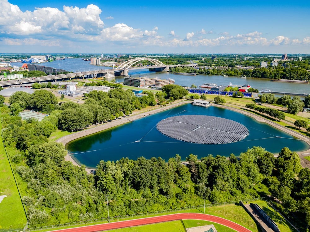 Spaarbekken productielocatie Kralingen met het drijvende zonnepark